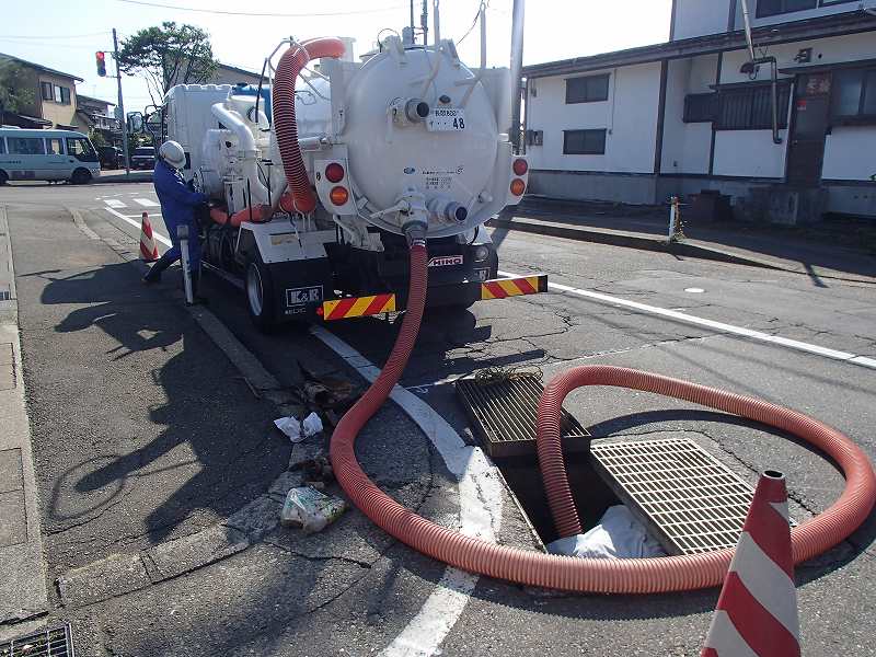 強力吸引車 バキューム車 と高圧洗浄車で行う下水道管清掃とは 土木と下水道メンテナンス企業 市川建設株式会社